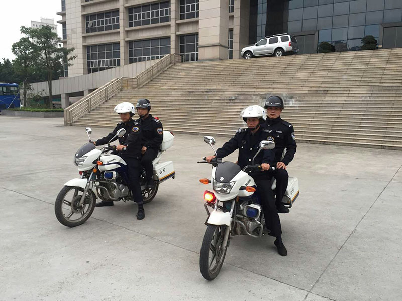 后瑞警区临街巡逻队员照片
